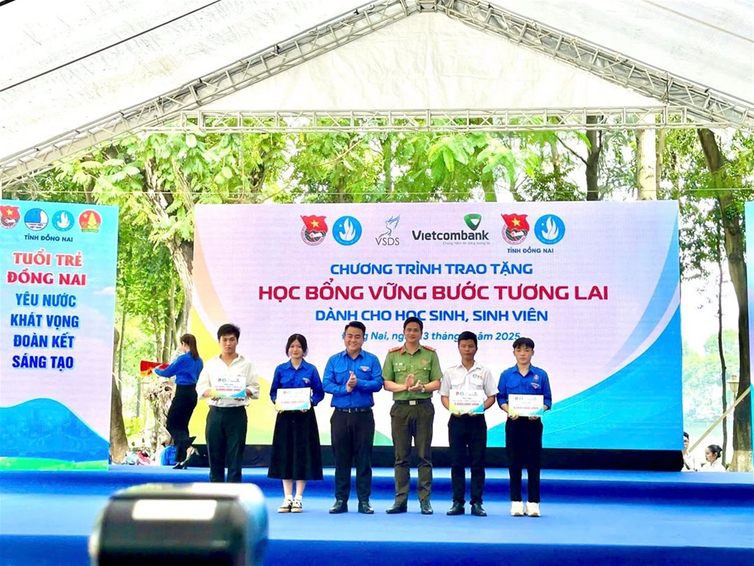 Sinh viên LHU vinh dự nhận học bổng “Vững bước tương lai”
