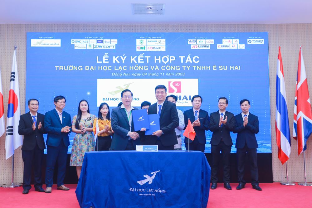 “Ngày hội việc làm – LHU Job Fair 2023” đã chính thức được khởi động vào lúc 7h30 sáng ngày 4/11/2023. Với sự tham gia của gần 40 doanh nghiệp, cung cấp hơn 1000 cơ hội việc làm cho các bạn sinh viên trường Đại học Lạc Hồng.