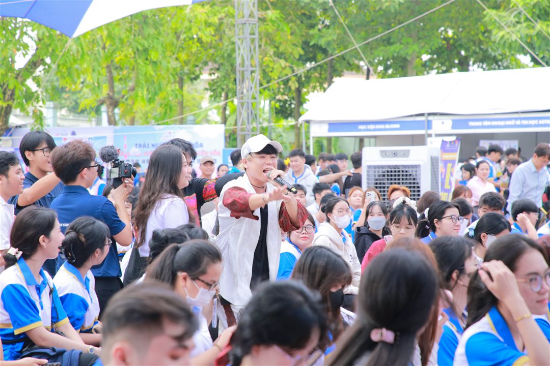 LHU Student Fest 2025 “bào tim” K28 trong ngày ra mắt