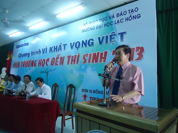 NGND.TS Đỗ Hữu Tài chia sẽ tình cảm với các em học sinh