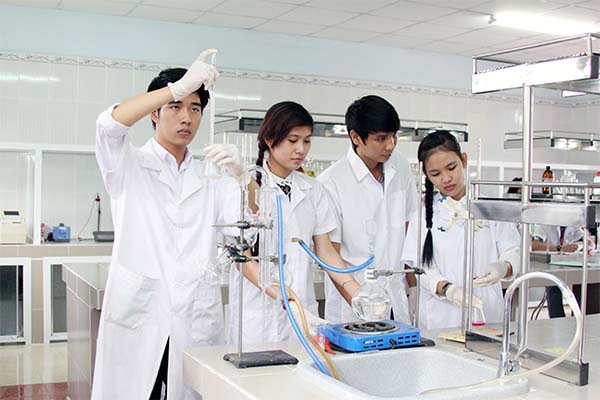 Sinh viên thực hành tại Phòng thí nghiệm khoa