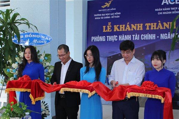 TS Lâm Thành Hiển - Hiệu trưởng nhà trường (áo trắng) và Ông Trần Mậu Khiết Tâm - Giám đốc ACB Đồng Nai thực hiện nghi thức khánh thành