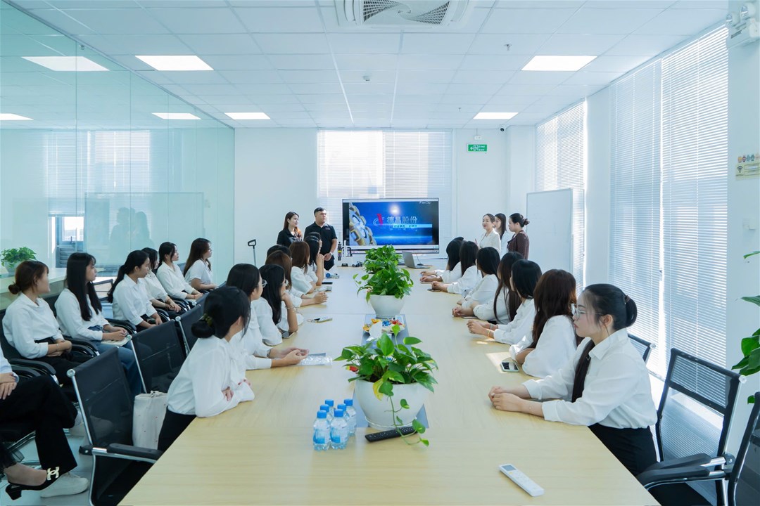​​​​​​​Sinh viên lắng nghe đại diện doanh nghiệp chia sẻ thông tin thực tế.