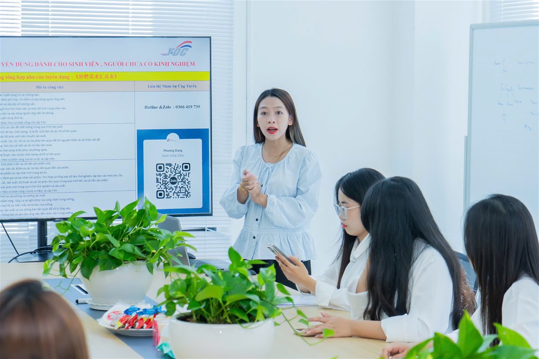​​​​​​​Đại diện doanh nghiệp giới thiệu sản phẩm của công ty.